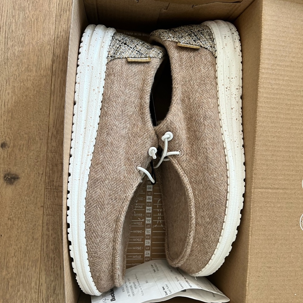 HEY DUDE SIZE 8 BRAND NEW WITH BOX